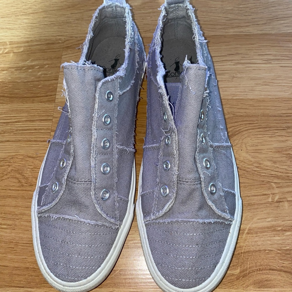 Corkys gray sneaker.